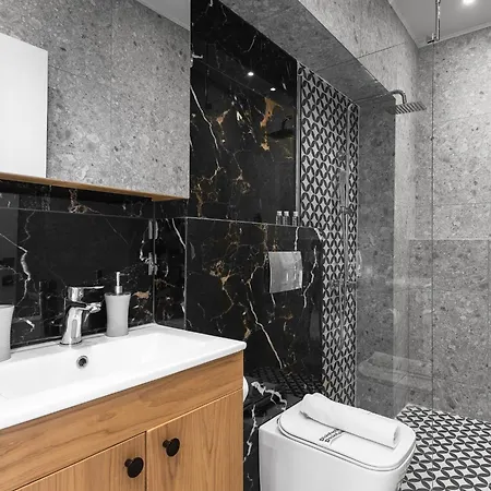 Avenue & Apartments, Nilie Hospitality Mgmt